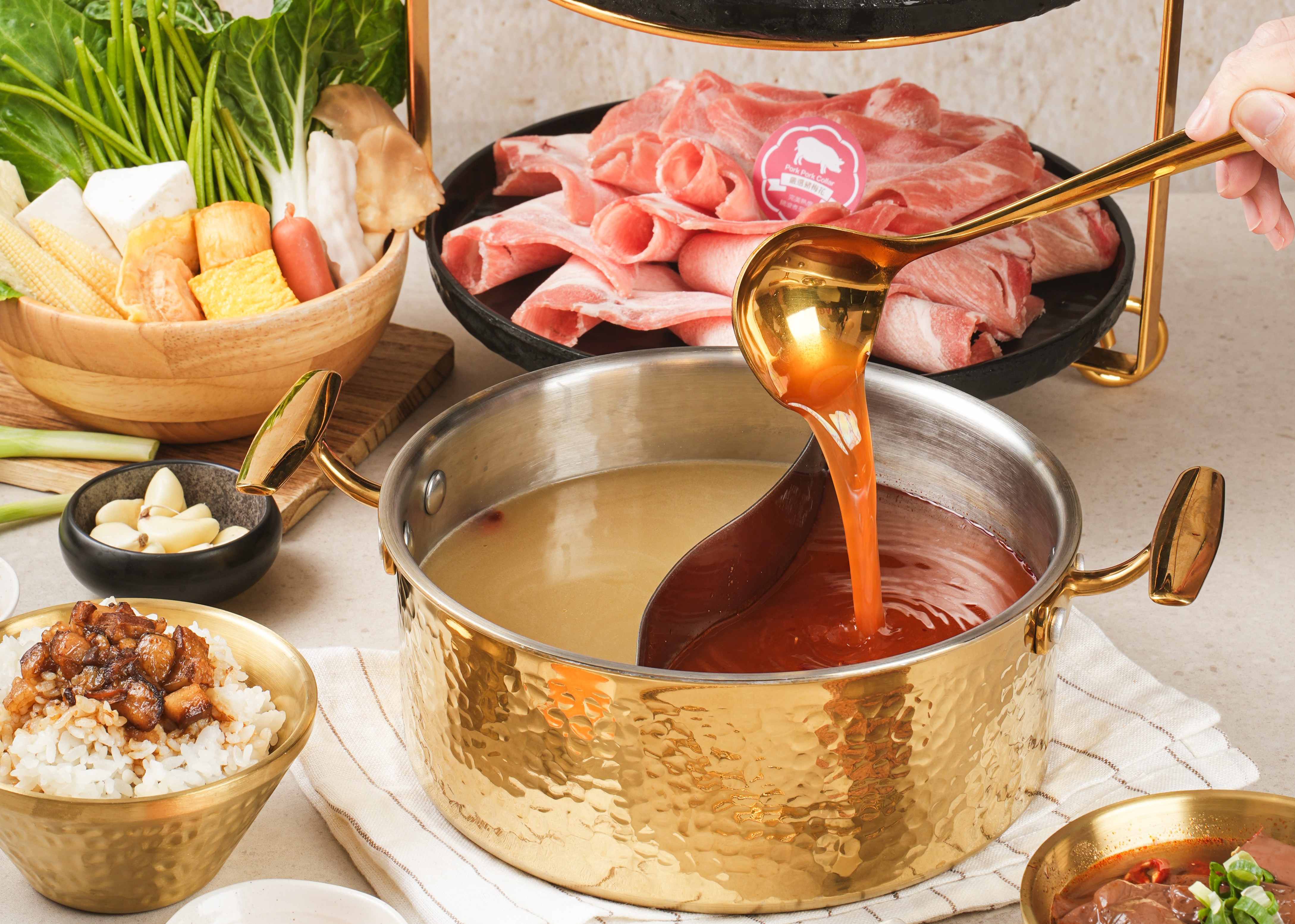 桃金鍋物雙湯鍋與肉品蔬菜